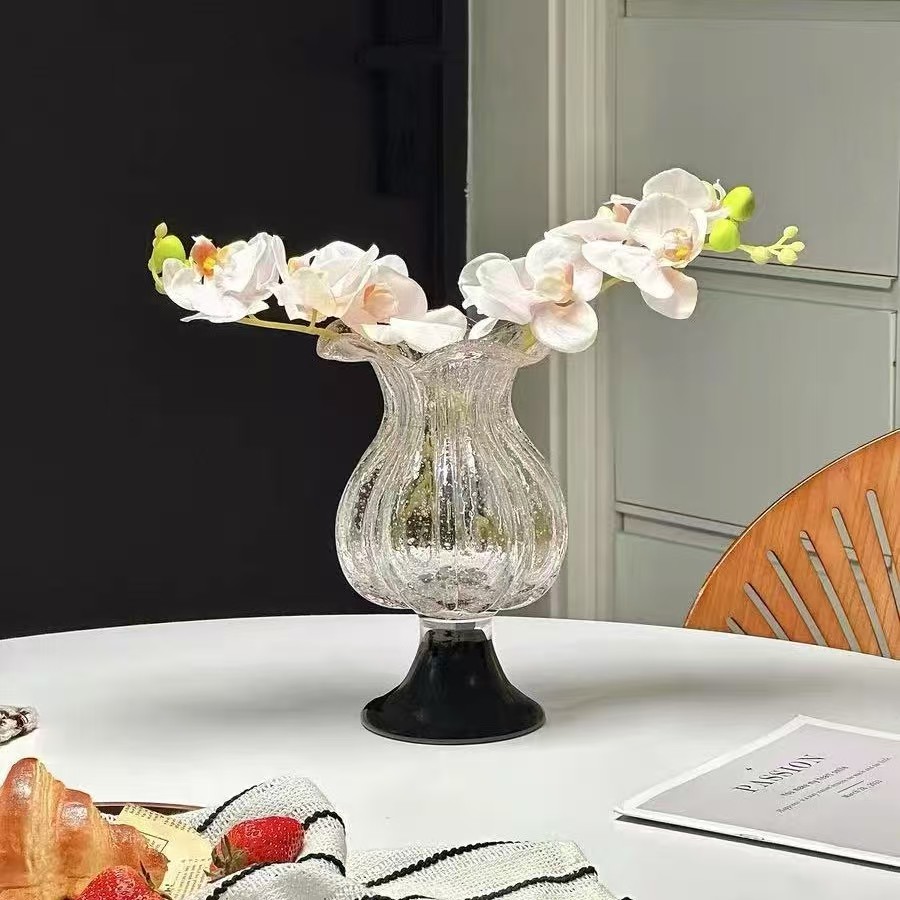 Varios jarrones de vidrio con formas extrañas