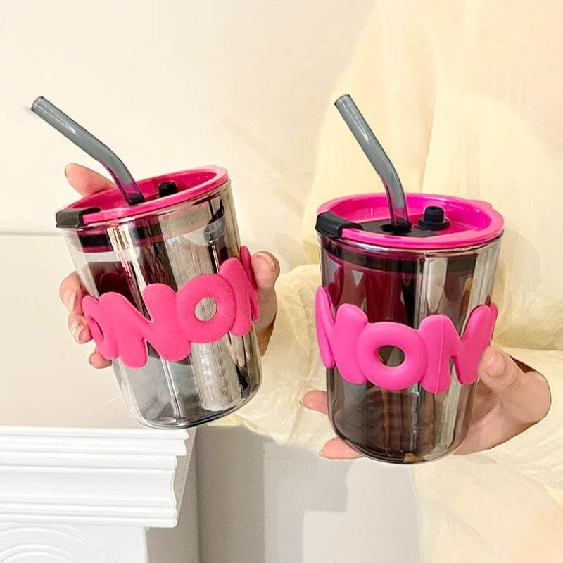 Taza con pajita con letras creativas.