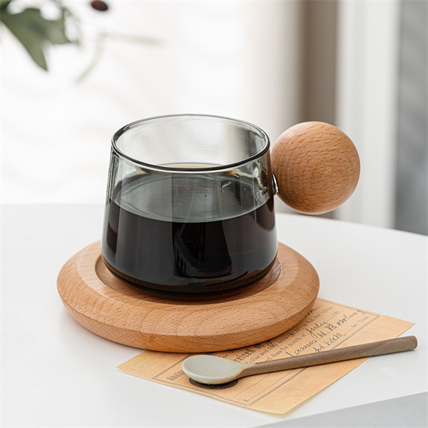 Taza de café de cristal con bola de madera creativa