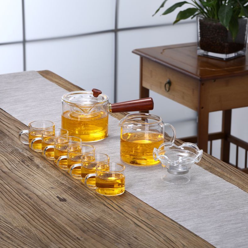 Juego de té de cristal con mango de madera.