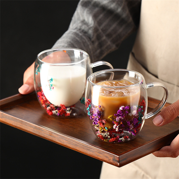 Taza de agua de vidrio de doble capa con flores secas de celebridades de Internet