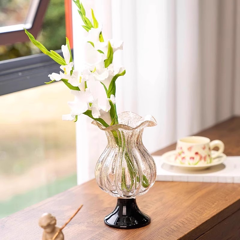 Florero alto de cristal de estilo vintage con motas doradas de lujo