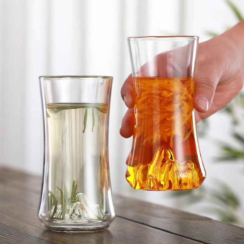 Taza de té de cristal con vistas a la montaña