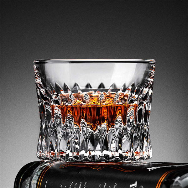 Vaso de whisky de cristal transparente simple.