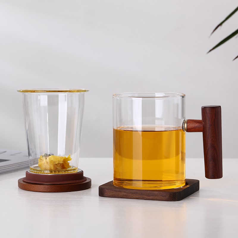 Taza de té de vidrio con mango de madera simple