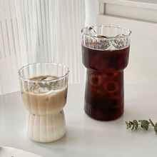 Taza de vidrio que abraza la cintura de patrón vertical transparente