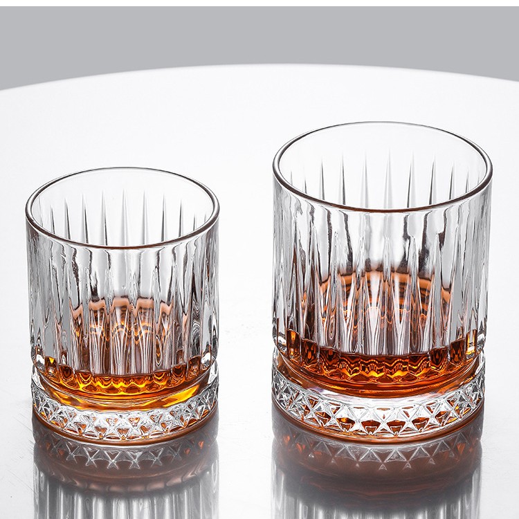 Vaso de whisky con base de diamante y patrón vertical