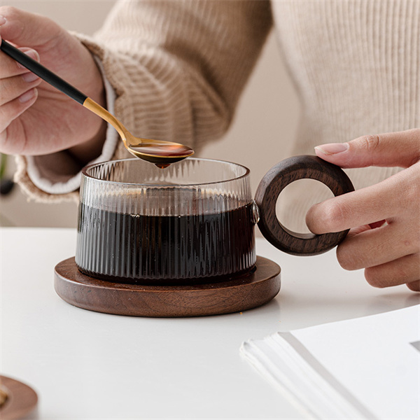 Taza de café de vidrio con patrón vertical