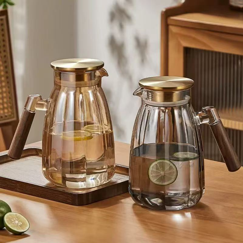 Jarra de agua de calabaza con mango de nogal